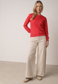 Born2be - Czerwona Bluza z Bawełną Ozdobiona Ściągaczami Hilani. Okazja: na spacer, na co dzień. Kolor: czerwony. Materiał: bawełna. Wzór: aplikacja. Styl: casual, elegancki, klasyczny #3