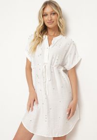 Born2be - Biała Pudełkowa Sukienka ze Ściągaczem w Talii Zdobiona Cyrkoniami Pilefia. Typ kołnierza: dekolt w kształcie V. Kolor: biały. Długość rękawa: krótki rękaw. Wzór: aplikacja. Styl: elegancki #1