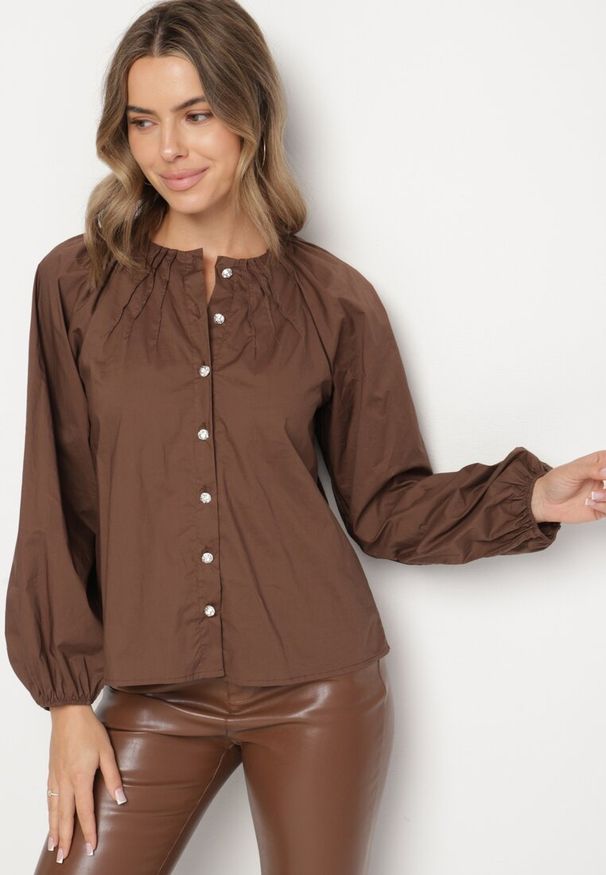 Born2be - Brązowa Marszczona Koszula Bawełniana w Stylu Retro z Biżuteryjnymi Guzikami Zenorae. Okazja: na co dzień. Typ kołnierza: bez kołnierzyka. Kolor: brązowy. Materiał: bawełna. Długość rękawa: długi rękaw. Długość: długie. Wzór: aplikacja. Styl: retro