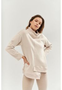 MOONHOLI - Bluza do jogi Moonholi Comfy Milky Way Sweatshirt z asymetrycznym krojem. Kolor: beżowy. Sport: joga i pilates