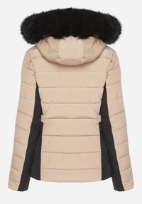 Born2be - Ciemnobeżowa Pikowana Kurtka o Taliowanym Kroju z Kapturem i Futerkiem Saginia. Okazja: na co dzień. Typ kołnierza: kaptur. Kolor: beżowy. Materiał: futro. Długość rękawa: długi rękaw. Długość: długie. Styl: casual, elegancki #6