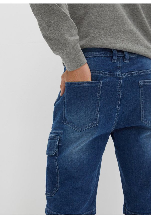 bonprix - Bermudy dżinsowe typu cargo ze stretchem, regular fit. Kolor: niebieski. Styl: vintage