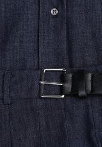 Born2be - Granatowy Bawełniano-Wiskozowy Komplet z Imitacji Jeansu Spódnica z Paskiem i Koszula Peshophi. Kolor: niebieski. Materiał: wiskoza, jeans, bawełna #3