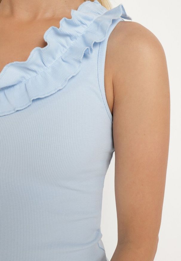 Born2be - Niebieska Asymetryczna Sukienka z Bawełny Ozdobiona Falbanką przy Dekolcie Vikillis. Kolor: niebieski. Materiał: bawełna. Długość rękawa: krótki rękaw. Wzór: aplikacja. Typ sukienki: asymetryczne. Styl: klasyczny