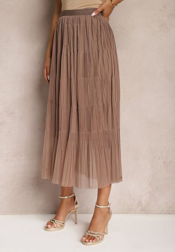 Renee - Jasnobrązowa Rozkloszowana Spódnica z Tiulu Wykończona Gumką w Pasie Risshara. Okazja: na co dzień. Kolor: brązowy. Materiał: tiul. Styl: elegancki, casual