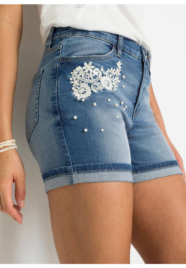 bonprix - Szorty dżinsowe z ozdobną aplikacją, mid waist. Kolor: niebieski. Wzór: aplikacja. Sezon: lato