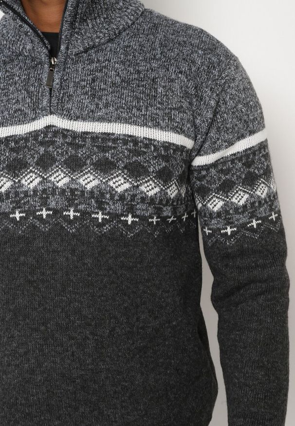 Born2be - Ciemnoszary Rozpinany Golf z Wełną i Polarem Ozdobiony Paskami i Ściągaczami Nerelitta. Okazja: na co dzień. Typ kołnierza: golf. Kolekcja: plus size. Kolor: szary. Materiał: polar, wełna. Wzór: aplikacja. Styl: elegancki, casual, sportowy, wizytowy