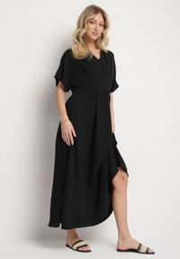 Born2be - Czarna Rozkloszowana Sukienka z Gumką w Talii i Dekoltem w Serek Iffara. Okazja: na co dzień, na spotkanie biznesowe, do pracy. Typ kołnierza: dekolt w serek. Kolor: czarny. Styl: biznesowy, casual