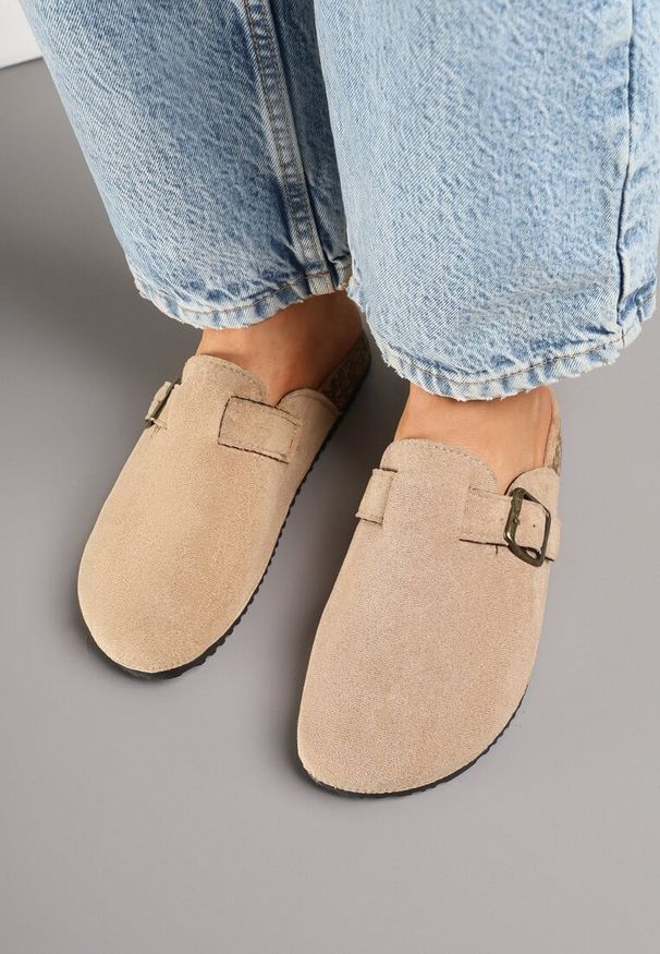Born2be - Ciemnobeżowe Klapki w Stylu Chodaków Ozdobione Klamrą Alvessia. Okazja: na co dzień. Kolor: beżowy. Materiał: jeans. Wzór: aplikacja. Obcas: na obcasie. Styl: casual. Wysokość obcasa: niski