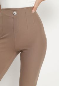 Born2be - Ciemnobeżowe Legginsy z Wiskozą z Wysokim Stanem Zdobione Guzikiem z Cyrkoniami Nalette. Okazja: na co dzień. Stan: podwyższony. Kolor: beżowy. Materiał: wiskoza. Wzór: aplikacja. Styl: elegancki, casual