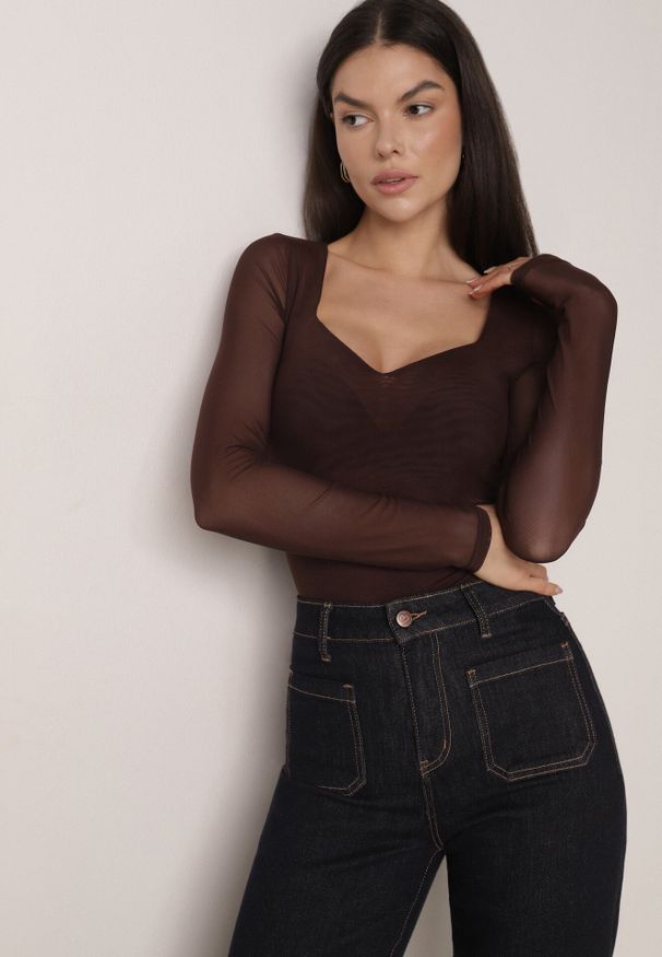 Born2be - Ciemnobrązowa Bluzka Siateczkowa z Wiskozą z Długim Rękawem i Dekoltem w Serce Elanne. Okazja: na co dzień. Kolor: brązowy. Materiał: wiskoza. Długość rękawa: długi rękaw. Długość: długie. Styl: casual, elegancki, klasyczny