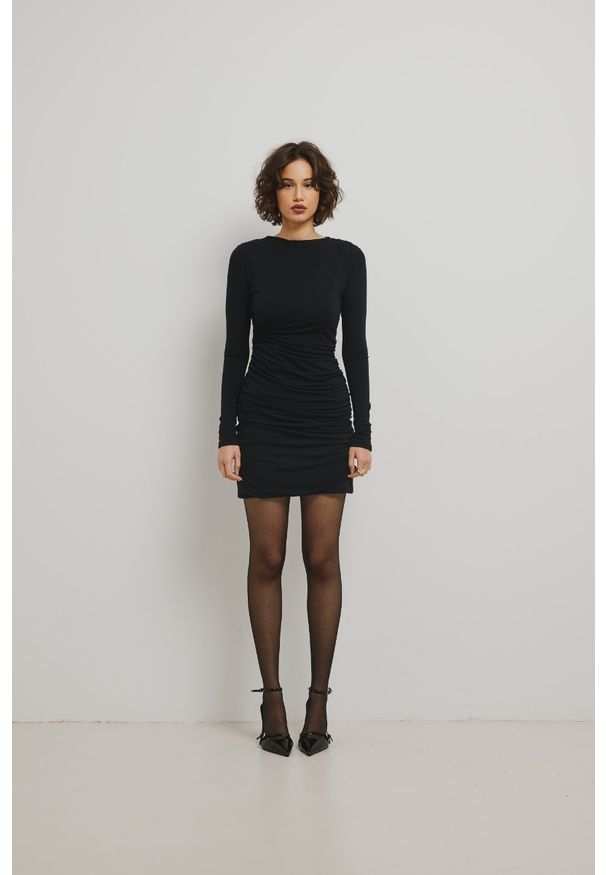 Marsala - Krótka sukienka z marszczeniami po bokach w kolorze INTENSE BLACK- SORIA. Okazja: na randkę. Materiał: wiskoza, elastan, skóra. Długość rękawa: długi rękaw. Styl: elegancki. Długość: mini