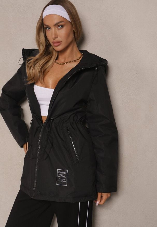 Renee - Czarna Kurtka Typu Parka ze Ściągaczem w Talii z Kapturem i Kieszeniami Daroma. Okazja: na co dzień, na spacer. Typ kołnierza: kaptur. Kolor: czarny. Styl: casual, elegancki