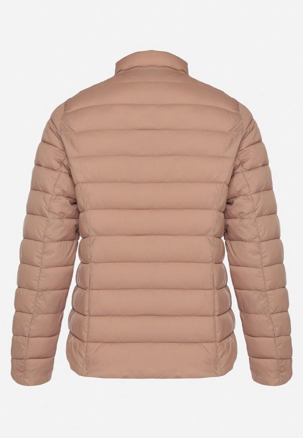 Born2be - Różowa Pikowana Kurtka o Prostym Kroju z Niską Stójką Zeniva. Okazja: na spacer, na co dzień. Typ kołnierza: kołnierzyk stójkowy. Kolekcja: plus size. Kolor: różowy. Materiał: dzianina, jeans. Styl: casual