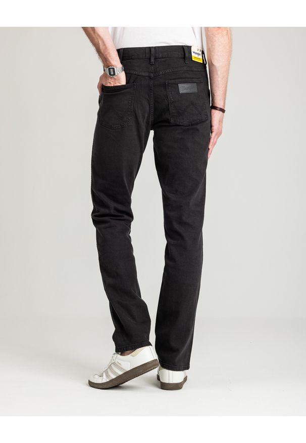 Wrangler - MESKIE SPODNIE WRANGLER GREENSBORO BLACK RINSE 112362309. Okazja: na co dzień. Sezon: lato. Styl: casual, klasyczny