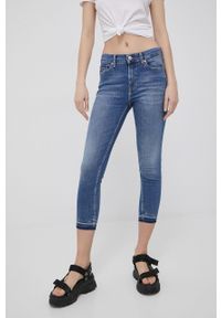 Tommy Jeans jeansy Nora damskie medium waist. Kolor: niebieski