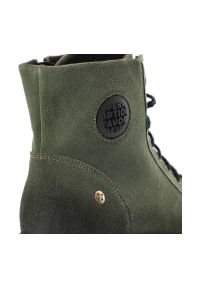 Zielone Botki Maciejka Wygodne Obuwie Damskie. Okazja: na co dzień. Zapięcie: sznurówki. Kolor: zielony. Materiał: skóra, materiał. Szerokość cholewki: normalna. Styl: casual, klasyczny #2