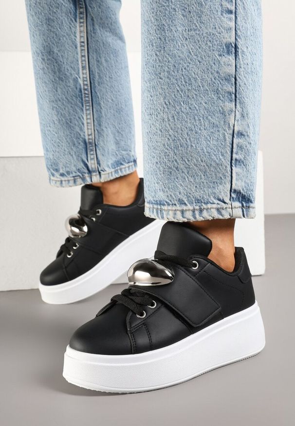 Renee - Czarne Sneakersyn na Platformie z Metaliczną Aplikacją Welveria. Okazja: na imprezę, na co dzień. Kolor: czarny. Materiał: jeans. Wzór: aplikacja. Sezon: lato. Obcas: na platformie