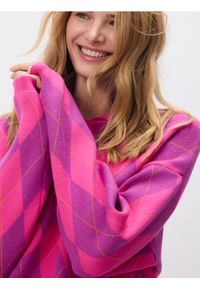 Reserved - Sweter z kołnierzykiem - intensywny róż. Kolor: różowy. Materiał: wiskoza, dzianina