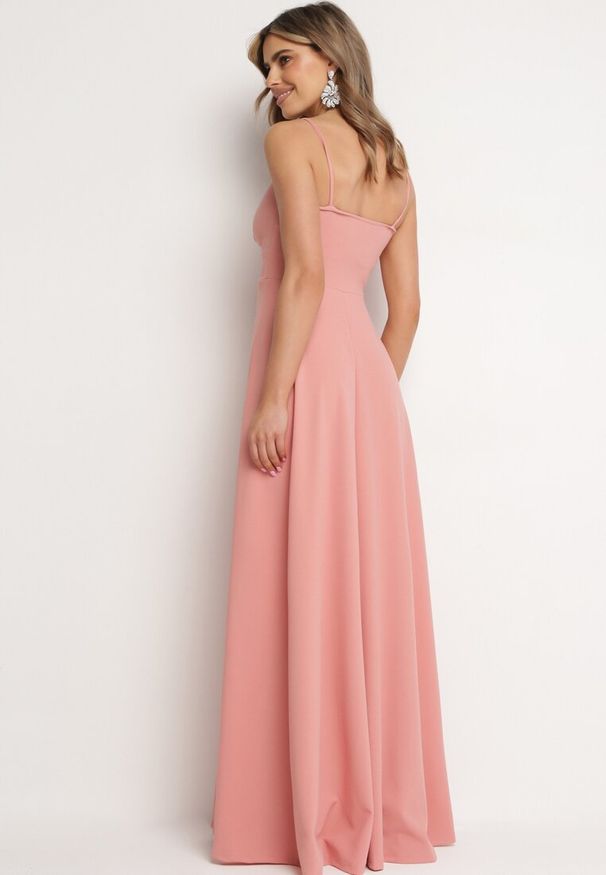 Born2be - Ciemnoróżowa Rozkloszowana Klasyczna Sukienka z Kopertowym Dekoltem na Cienkich Ramiączkach z Rozcięciem Vinelia. Typ kołnierza: dekolt kopertowy. Kolekcja: dla wysokich. Kolor: różowy. Długość rękawa: na ramiączkach. Typ sukienki: kopertowe. Styl: klasyczny. Długość: maxi