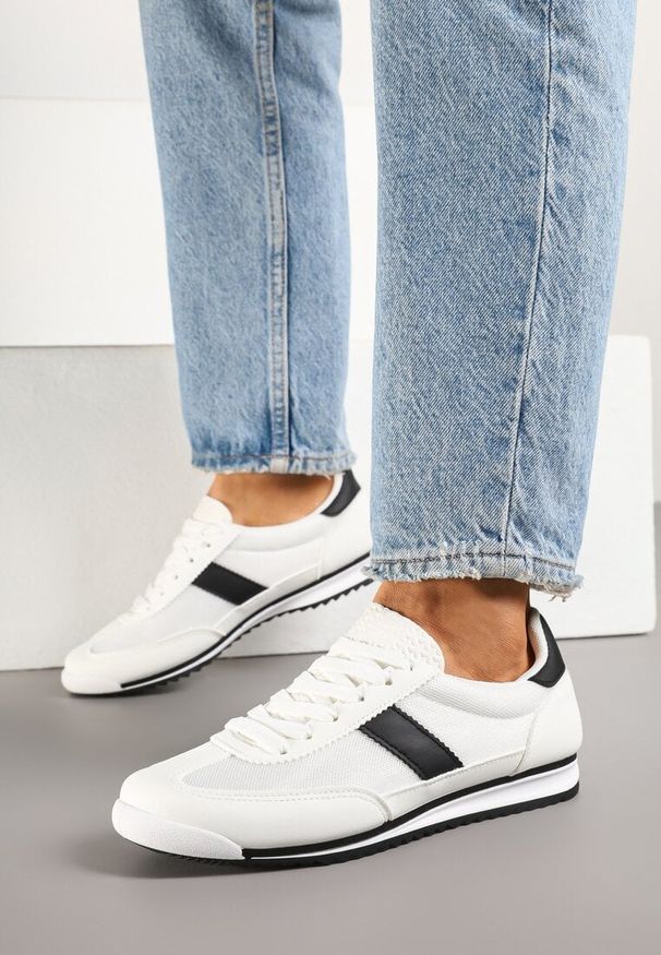 Renee - Białe Sneakersy Ozdobione Paskiem Cleova. Okazja: na co dzień. Zapięcie: pasek. Kolor: biały. Materiał: jeans. Wzór: aplikacja