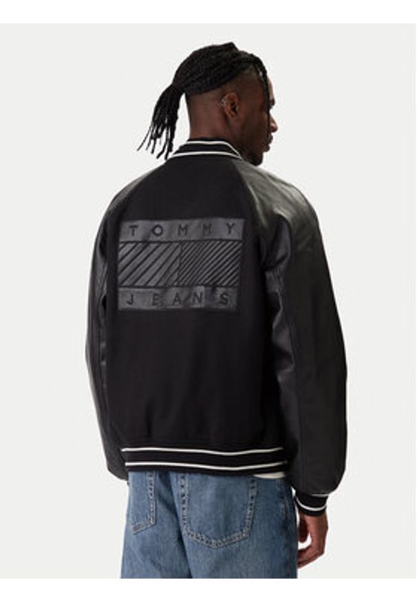 Tommy Jeans Kurtka bomber DM0DM22439 Czarny Regular Fit. Kolor: czarny. Materiał: syntetyk