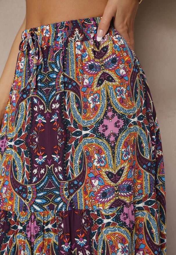 Renee - Fioletowa Spódnica z Wiskozy Ozdobiona Motywem Paisley Ellivae. Okazja: na co dzień. Kolor: fioletowy. Materiał: wiskoza. Wzór: aplikacja, paisley. Styl: casual, elegancki