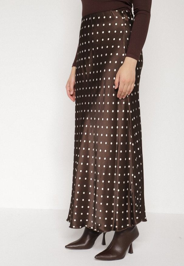 Born2be - Brązowa Wiskozowa Spódnica Satynowa w Kropki o Rozkloszowanym Kroju Fedrana. Okazja: na co dzień. Kolor: brązowy. Materiał: satyna, wiskoza. Wzór: kropki. Styl: klasyczny, casual, elegancki
