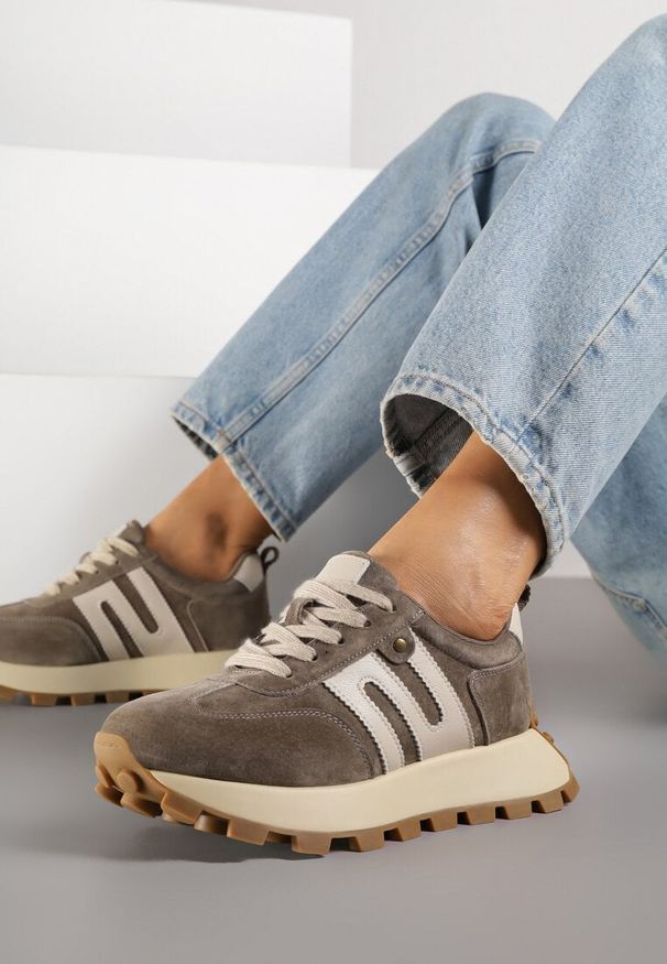 Renee - Ciemnobeżowe Sneakersy ze Skóry Naturalnej Ozdobione Geometrycznym Wzorem Melassea. Okazja: na co dzień. Kolor: beżowy. Materiał: skóra. Wzór: aplikacja, geometria