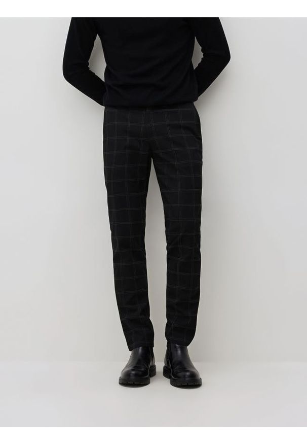 Reserved - Spodnie chino slim fit - czarny. Kolor: czarny. Materiał: tkanina, wiskoza