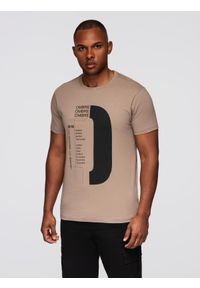 Ombre Clothing - Koszulka męska z dużym printem – jasnobrązowa V2 - Rozmiar: XL. Okazja: na co dzień. Kolor: brązowy. Materiał: dzianina, bawełna, jeans. Wzór: nadruk. Styl: casual #1