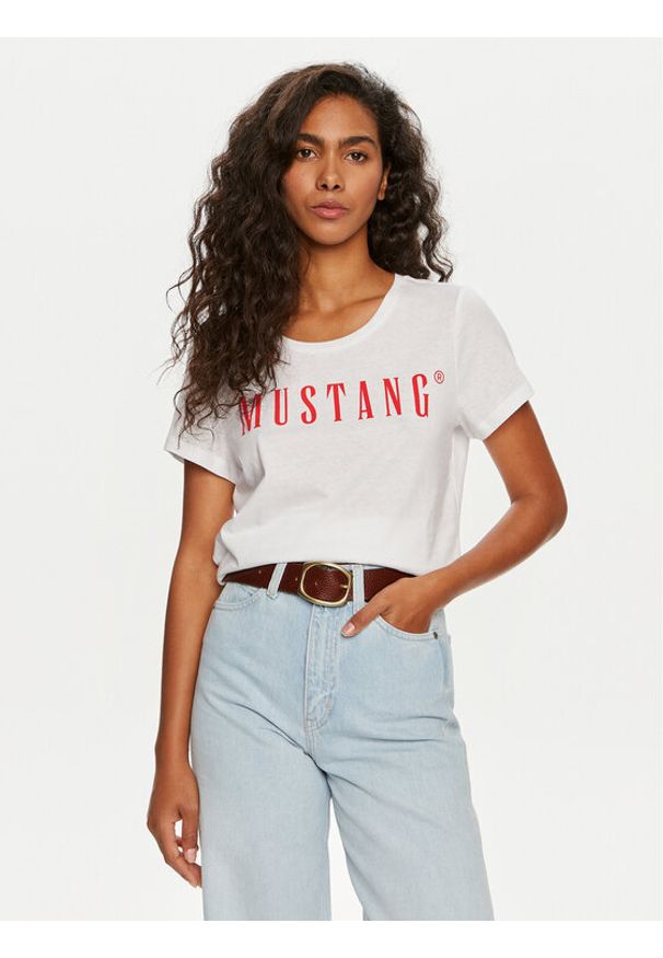 Mustang T-Shirt Alma 1013933 Biały Regular Fit. Kolor: biały. Materiał: bawełna