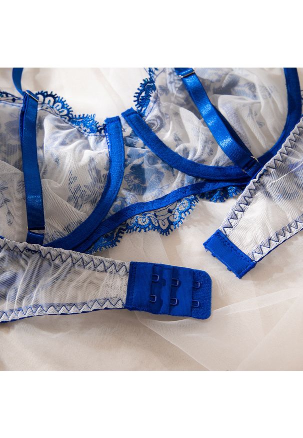 Intica - Komplet bielizny z haftem na specjalne okazje Apolonia. Kolor: niebieski. Materiał: skóra, materiał, tkanina. Wzór: haft