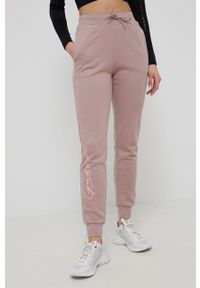 Guess Spodnie bawełniane damskie kolor różowy z nadrukiem. Kolor: różowy. Materiał: bawełna. Wzór: nadruk
