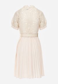 Born2be - Beżowa Sukienka o Rozkloszowanym Kroju z Koronką Plisami i Paskiem Bryne. Kolor: beżowy. Materiał: koronka. Długość rękawa: krótki rękaw. Wzór: koronka. Styl: klasyczny #3