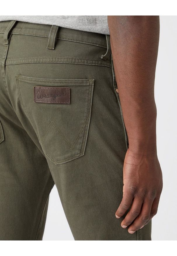 Wrangler - SPODNIE MĘSKIE WRANGLER LARSTON MOSS GREEN W18S36221 112141209