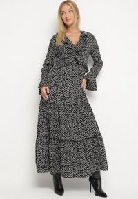 Born2be - Czarna Rozkloszowana Sukienka VICES z Falbankami Ativita. Okazja: na spotkanie biznesowe, do pracy, na co dzień. Typ kołnierza: kołnierz z falbankami. Kolor: czarny. Styl: elegancki, casual, biznesowy #3