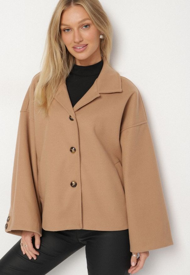 Born2be - Beżowa Przejściowa Kurtka Koszulowa o Prostym Kroju Tiberea. Okazja: na spacer. Kolor: brązowy. Materiał: poliester, jeans, satyna. Styl: elegancki