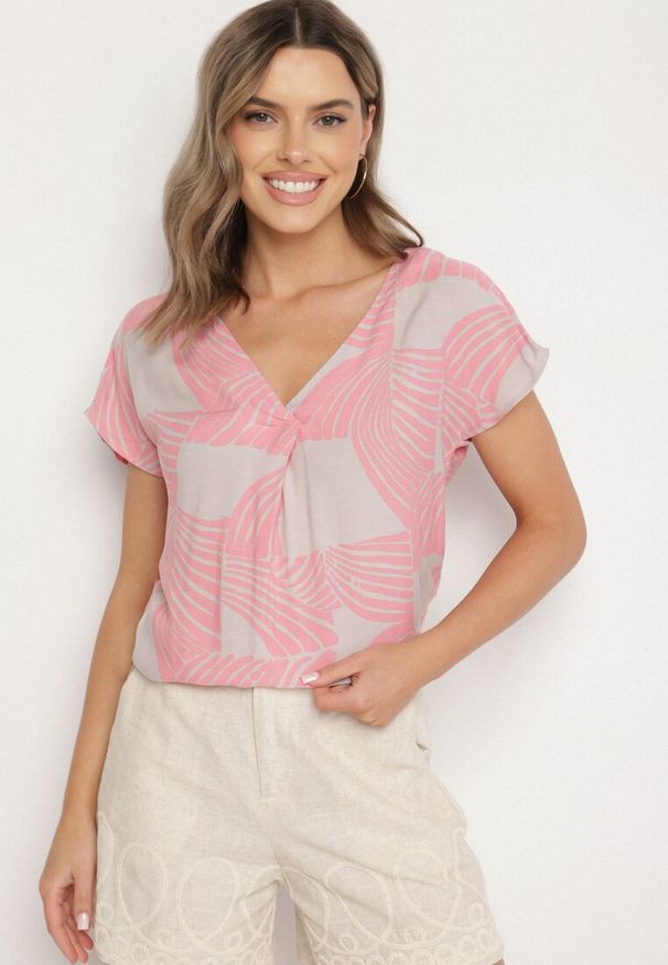 Born2be - Różowa Bluzka z Wiskozy o Kroju Typu Nietoperz z Krótkim Rękawem Kosirelia. Okazja: na co dzień. Typ kołnierza: dekolt w kształcie V. Kolor: różowy. Materiał: wiskoza. Długość rękawa: krótki rękaw. Długość: krótkie. Styl: casual, elegancki