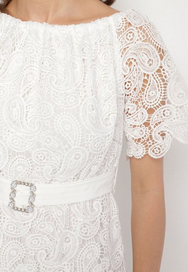 Born2be - Biała Koronkowa Sukienka z Bawełną Ozdobiona Paskiem z Perełkami i Cyrkoniami Nerevin. Okazja: na co dzień, na imprezę. Kolor: biały. Materiał: bawełna, koronka. Wzór: aplikacja. Typ sukienki: proste. Styl: casual, klasyczny