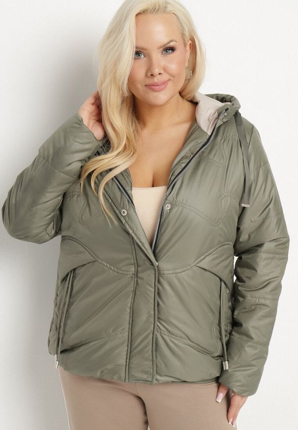 Born2be - Zielona Kurtka Pikowana z Kapturem Karbia. Okazja: na co dzień. Typ kołnierza: kaptur. Kolekcja: plus size. Kolor: zielony. Styl: casual, elegancki