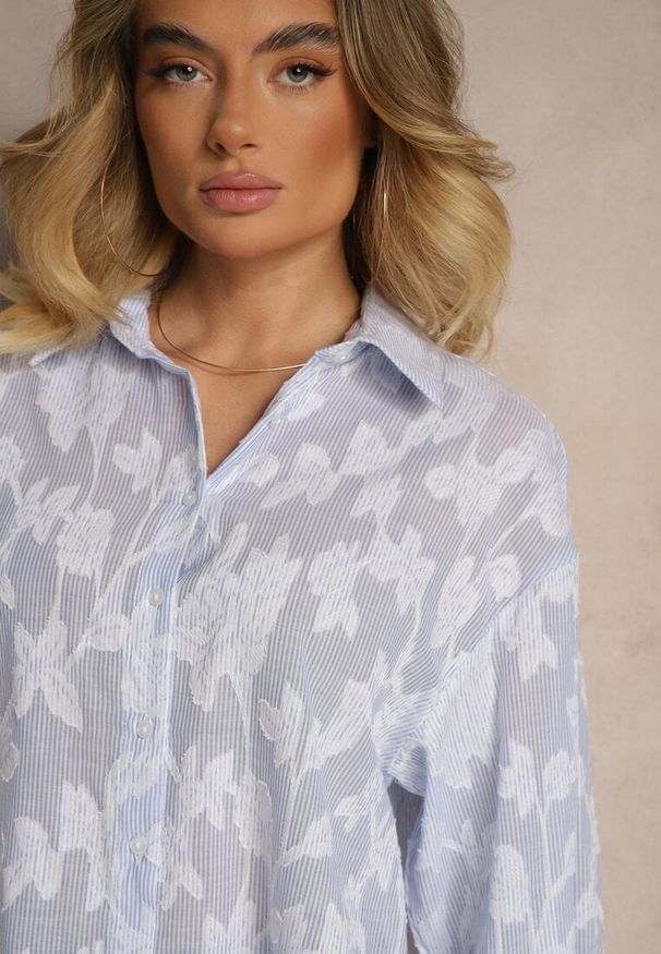 Renee - Niebieska Koszula z Bawełny Ozdobiona Wzorem Liści Ronaelia. Okazja: na co dzień, na spotkanie biznesowe, do pracy. Kolor: niebieski. Materiał: bawełna. Wzór: aplikacja. Styl: biznesowy, elegancki, casual