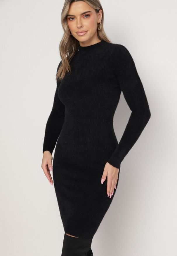 Born2be - Czarna Sweterkowa Sukienka Midi Wełniana z Prążkowaną Fakturą Johnnath. Kolor: czarny. Materiał: prążkowany, wełna. Długość: midi