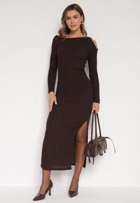 Born2be - Brązowa Dopasowana Sukienka z Metaliczną Ozdobą na Ramieniu Reilara. Kolor: brązowy. Wzór: aplikacja. Styl: elegancki #5