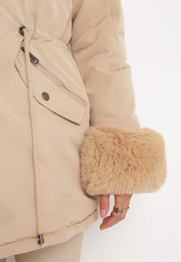Born2be - Beżowa Kurtka Parka z Futerkiem i Ściągaczem Hegade. Kolor: beżowy. Materiał: futro. Wzór: aplikacja