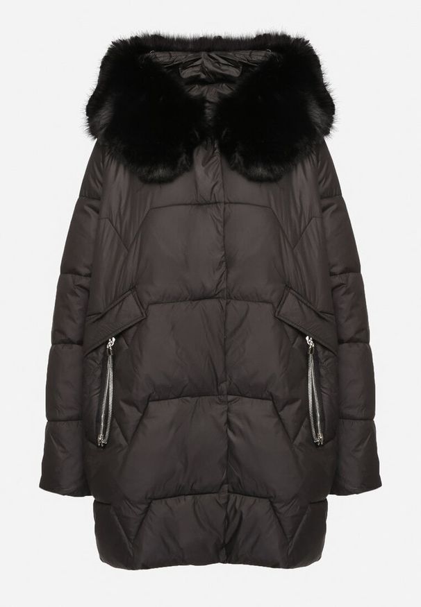 Born2be - Czarna Pikowana Kurtka o Pudełkowym Kroju z Odpinanym Futerkiem i Ozdobnym Suwakiem Hedilina. Okazja: na spacer, na co dzień. Typ kołnierza: kaptur. Kolor: czarny. Materiał: futro. Długość rękawa: długi rękaw. Długość: długie. Styl: casual, elegancki