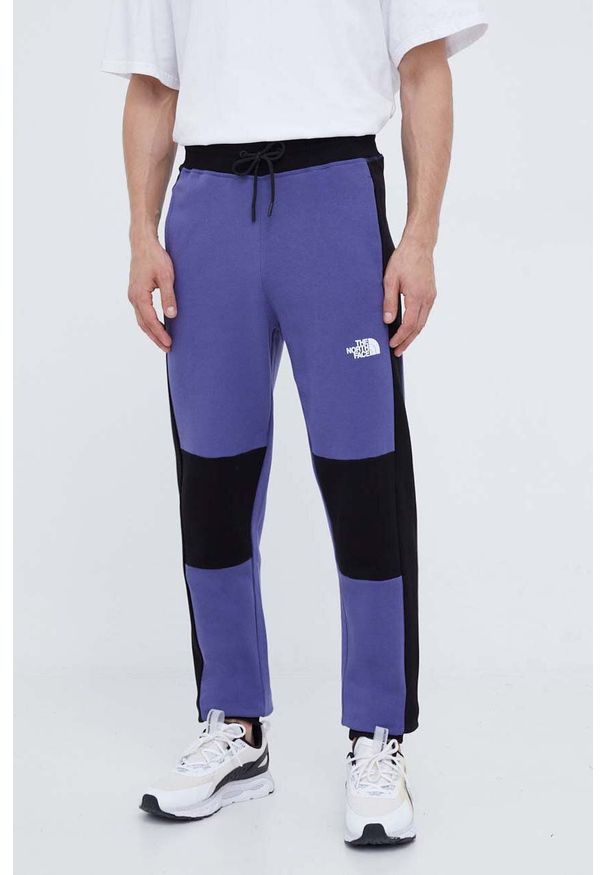 The North Face spodnie dresowe bawełniane kolor fioletowy wzorzyste. Kolor: fioletowy. Materiał: bawełna, dresówka