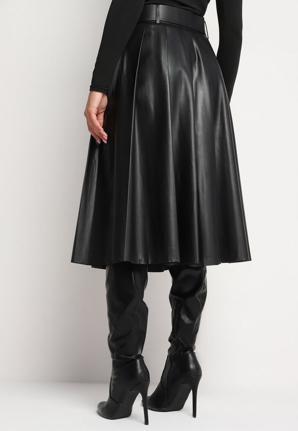 Born2be - Czarna Rozkloszowana Spódnica Preppy Plisowana z Wysokim Stanem z Ekoskóry z Paskiem Irivale. Okazja: na co dzień. Stan: podwyższony. Kolor: czarny. Styl: elegancki, wizytowy, casual
