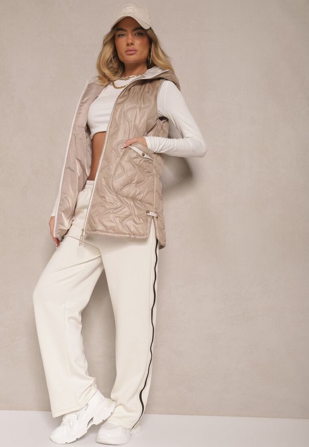 Renee - Ciemnobeżowa Kamizelka o Prostym Kroju z Kapturem i Kieszeniami z Pikowaniem Asloti. Okazja: na co dzień, na spacer. Typ kołnierza: kaptur. Kolor: beżowy. Materiał: jeans. Styl: casual, elegancki