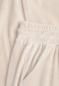 Born2be - Beżowy Welurowy Komplet Dresowy Bluza z Kapturem i Spodnie Petyra. Kolor: beżowy. Materiał: welur, dresówka. Wzór: jednolity #2